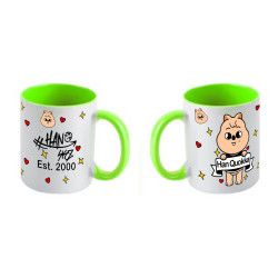 Taza cerámica con interior y asa de color.